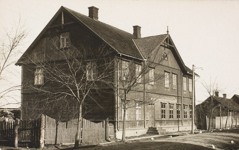 File:Mõisaküla koolihoone 1909-1944 Pärnu tänaval.jpg